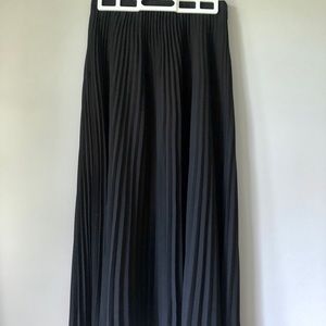 EUC black aritzia babaton skirt size small